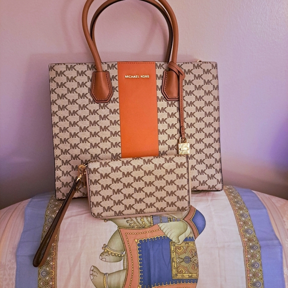 Michael Kors Tan Monogrammed Jacquard XL Mercer Handbag & Matching Wallet - Picture 12 of 13